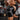 Männlicher Sportler, der im Fitnessstudio mit schwarzen gestrickten Knieschonern Gewichte trainiert