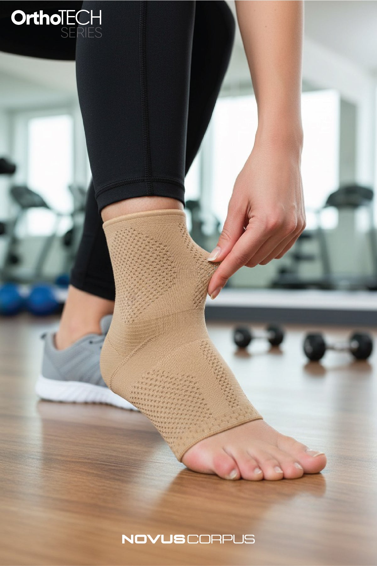 Spor salonunda Novus Corpus OrthoTech bej örgü ayak bilekliğini takan kadın