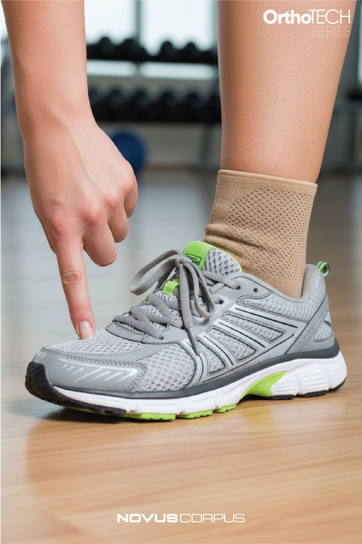 Spor ayakkabıyla Novus Corpus OrthoTech bej örgü ayak bilekliği kullanan kadın