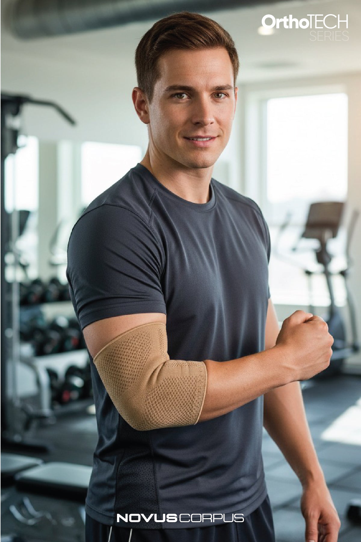 Spor salonunda Novus Corpus OrthoTech bej örgü dirseklik kullanan erkek