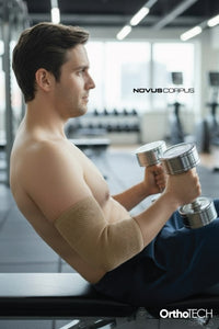 Spor salonunda Novus Corpus OrthoTech bej örgü dirseklik kullanan erkek